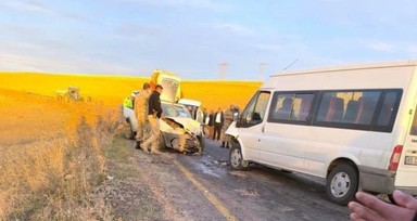 Horasan’da öğrenci servisi ile kamyonet çarpıştı: 8 yaralı