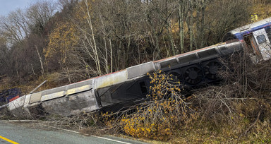 Oslo'da tramvay raydan çıktı: Zemin kattaki mağazaya girdi