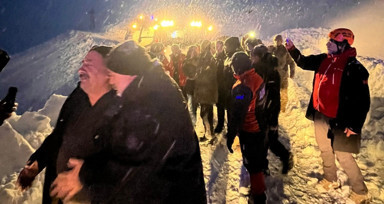 Ordu'da 4 gündür karda mahsur kalan oğluna kavuşan babanın gözyaşları