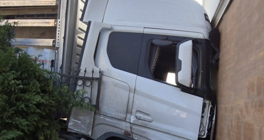Silivri'de faciadan dönülen kaza kamerada: Freni boşalan tır binaya çarptı