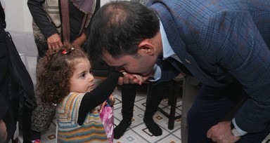 Bakan Murat Kurum'dan köy evlerine taşınan depremzede aileye ziyaret