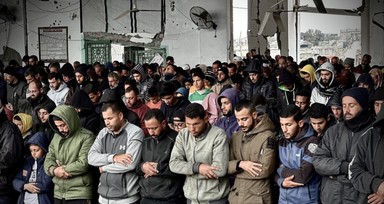 İsrail saldırıları altındaki Gazze'de cuma namazı
