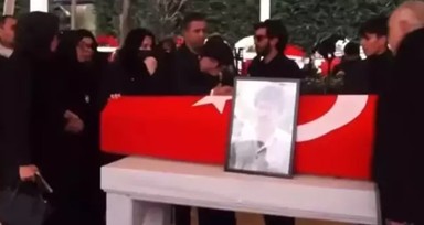 Ferdi Tayfur'un tabutu başında yüksek tansiyon! Kızı Tuğçe Tayfur ile yeğeni Şirin Gözalıcı birbirine girdi: O buraya gelmeyecek!