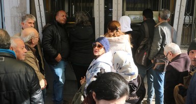 Rejim devrildi maaşlar geldi: Suriyeliler, ATM'lere akın etti