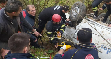 Ordu'da Uçuruma Devrilen Kamyonette Yaralanan 3 Kişi Hastaneye Kaldırıldı