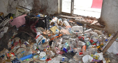 Eskişehir'de tek katlı evden 6 kamyon çöp çıkarıldı