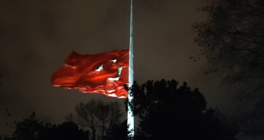 Türkiye'de milli yas nedeniyle bayraklar yarıya indirildi