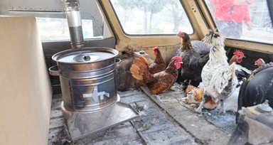Otomobille gezdirdiği tavukları üşümesin diye aracına odun sobası kurdu
