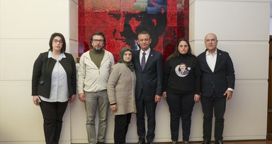 CHP Genel Başkanı Özel, Sinan Ateş'in annesi Saniye Ateş ile görüştü