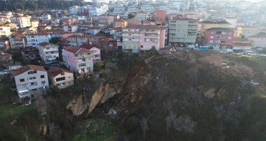 Üsküdar'da heyelan! Uçurumun ucunda kalan 2 bina boşaltıldı