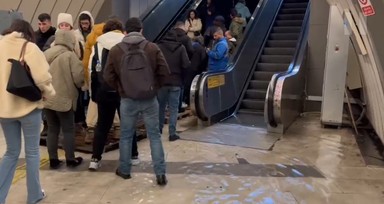 Metrobüs alt geçidinde zor anlar: Vatandaşlar sular içinde yürüdü