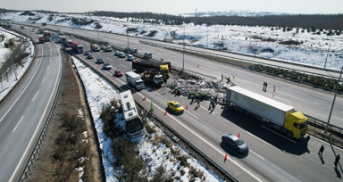 Kuzey Marmara Otoyolu'nda tırla otobüs çarpıştı