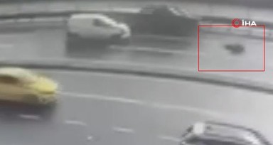 Eşine sinirlenip arabadan inen doktorun kahreden sonu! O anlar kamerada