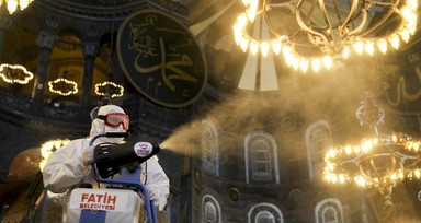 Ayasofya'da gül suyuyla Ramazan temizliği