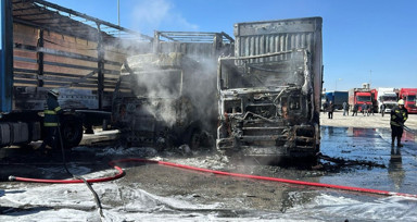 Eskişehir'de park halindeki tırlarda yangın çıktı