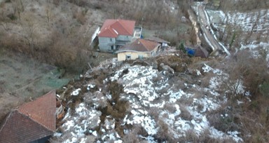 Sinop'ta 3 evin yıkıldığı heyelanda 4 kişi yaralı kurtarıldı