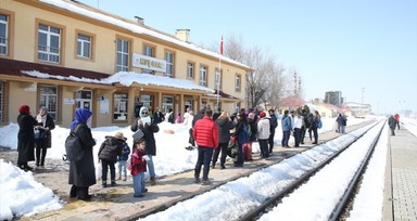 Muş'ta doğaseverlerin tren yolculuğu