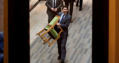 Kanada Başbakanı Trudeau giderken sandalyesini de aldı: Halktan son kez çaldı