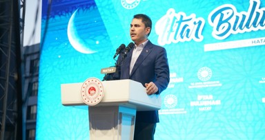 Bakan Kurum Hatay’da yeni evlerine taşınan depremzedelerle sokak iftarına katıldı
