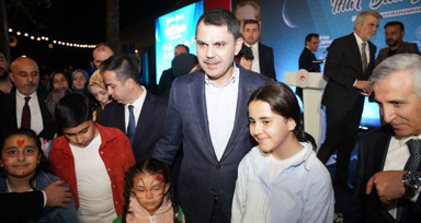 Bakan Kurum, Kahramanmaraşlı depremzede aileler ve yetimlerle iftarda bir araya geldi