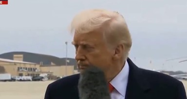 Trump'ın yüzüne mikrofon çarptı! Yüzünün hali gündem oldu