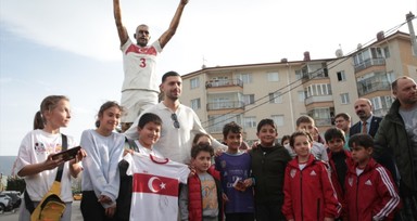 Milli futbolcu Merih Demiral, Bolu'daki heykelini ziyaret etti: "İyi ki de yapmışım"