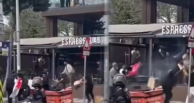 Espressolab'da oturanlar ile mitingden dönenler arasında kavga