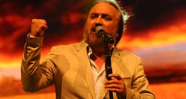 Konak, konserden hemen önce kuliste görüntülemiş: "Sevgi ve ışıkla kalın"
