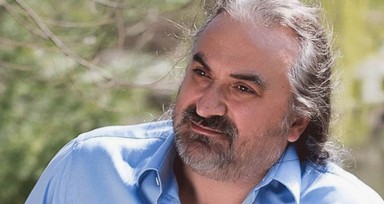 Ünlü sanatçı Volkan Konak vasiyetindeki ceviz ağacının altına gömüldü