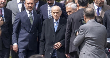 MHP Genel Başkanı Devlet Bahçeli, Genel Merkez’den partilileri ve vatandaşları selamladı