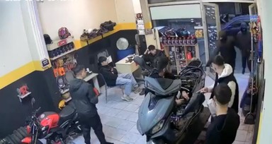 İstanbul Beyoğlu'nda tamirhaneye kurşun yağdırma anları kamerada
