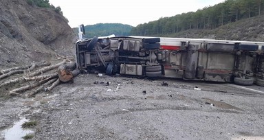 Kütahya'da otomobilin üzerine devrilen tır can aldı