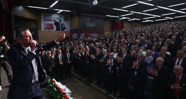 Kurultayda tek aday olarak yer alan Özgür Özel yeniden CHP'nin Genel Başkanı oldu