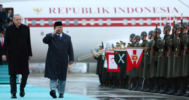 Cumhurbaşkanı Erdoğan, Endonezya Cumhurbaşkanı Subianto'yu havalimanında karşıladı