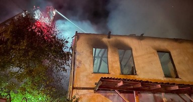 Sakarya'da Ahşap Ev Yangını: 82 Yaşındaki Kadın Kurtarıldı
