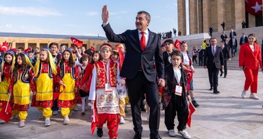 Anıtkabir'de 23 Nisan! Bakan Tekin ve Numan Kurtulmuş ziyaret etti