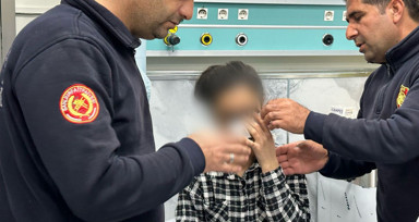 Elbise giyerken gözünü fermuara sıkıştırdı