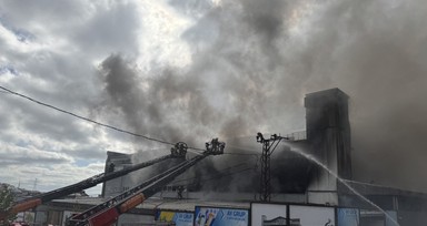 Sancaktepe'de fabrika yangını! Çok sayıda ekip sevk edildi