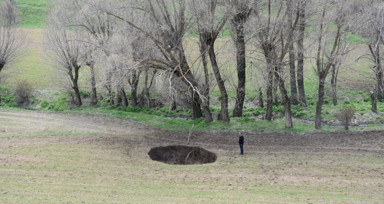 Sivas'ta tarlasında dev obruk gördü: 7 metre çapında, 8 metre derinliğinde