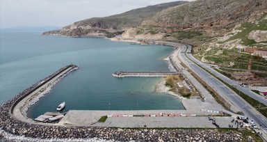 Van Gölü temizliği için öğrenci ve vatandaşlar bir araya geldi