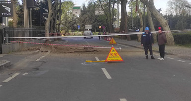 İstanbul Sarıyer'de yol çöktü: Trafiğe kapatıldı! O anlar kameraya yansıdı