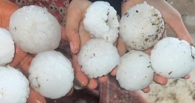 Şanlıurfa'da kar topu büyüklüğünde dolu yağdı: Ekili araziler ve araçlar zarar gördü