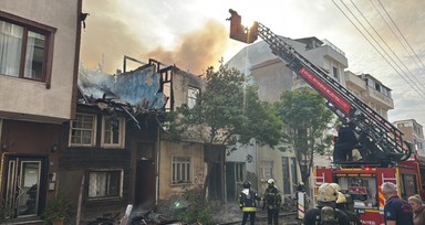 Kocaeli’de yanan ahşap ev, 2 itfaiye erinin üzerine düştü
