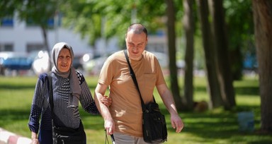 İzmir'de yaşayan Nevra Yıldırım görme engelli oğlu Önder Savaş Yıldırım'ın elini 39 yıldır bırakmıyor
