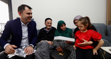 Bakan Kurum'dan depremzede aileye ziyaret: Sözümüzü tutacağız