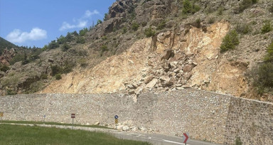 Gümüşhane'de heyelan nedeniyle mahalle yolu kapandı