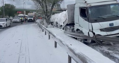 D-100'de trafiği kilitleyen kaza! Alçı yüklü TIR bariyerlere çarptı