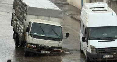 Yer: Batman... Altyapı çalışması sonrası yol çöktü, kamyon içine düştü