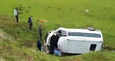 Mutki’de minibüs şarampole yuvarlandı: 2’si ağır 5 yaralı