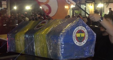 Galatasaray taraftarı Fenerbahçe tabutu taşıyarak şampiyonluk turu attı
